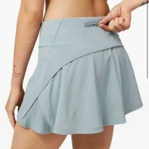 Lululemon OFF THE PLEATS tennis skirt SIZE 4